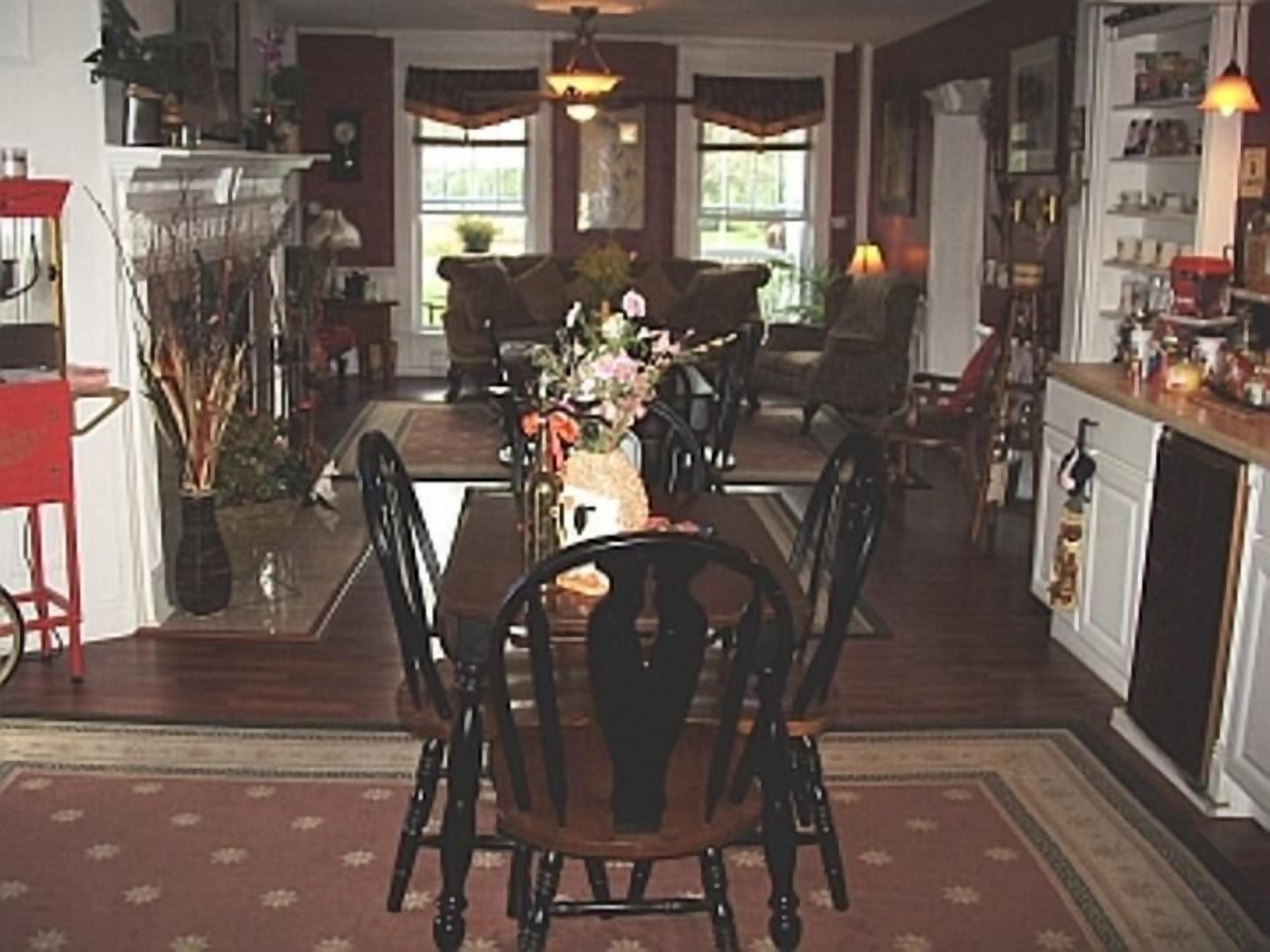 朝食 (フル ブレックファスト)、毎日提供 (無料)