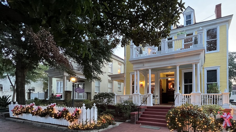 Azalea Inn and Villas