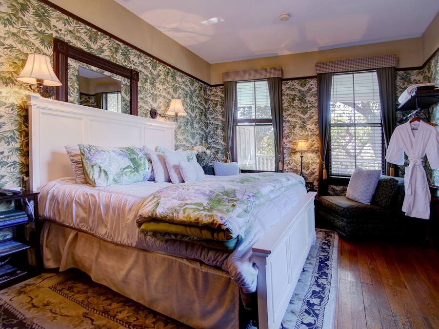 Live Oak Canopy, Superior Room, 1 King Bed, Balcony, Garden View | Premium bedding, desk, iron/ironing board, free WiFi
