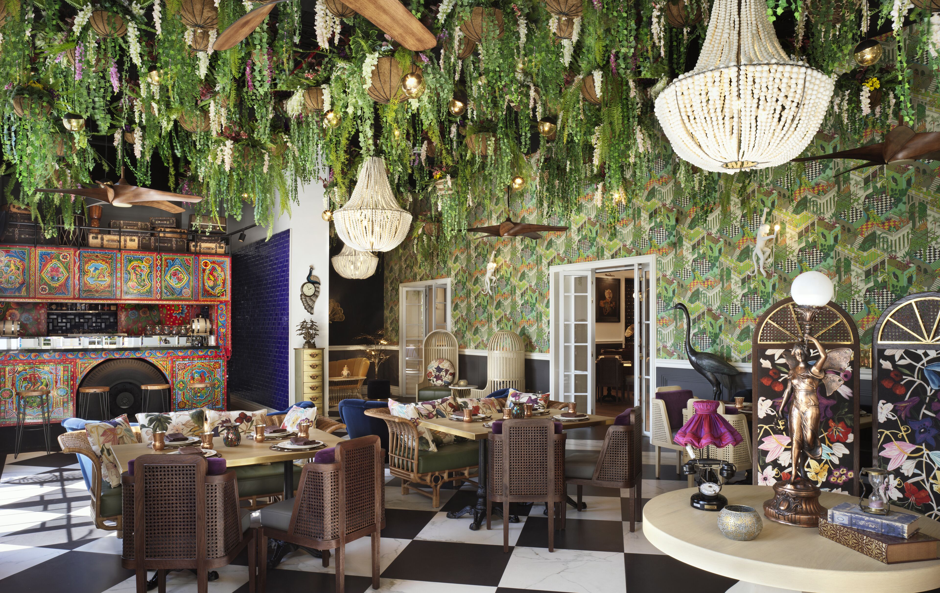 10 restaurants, breakfast, lunch, dinner served; international cuisine