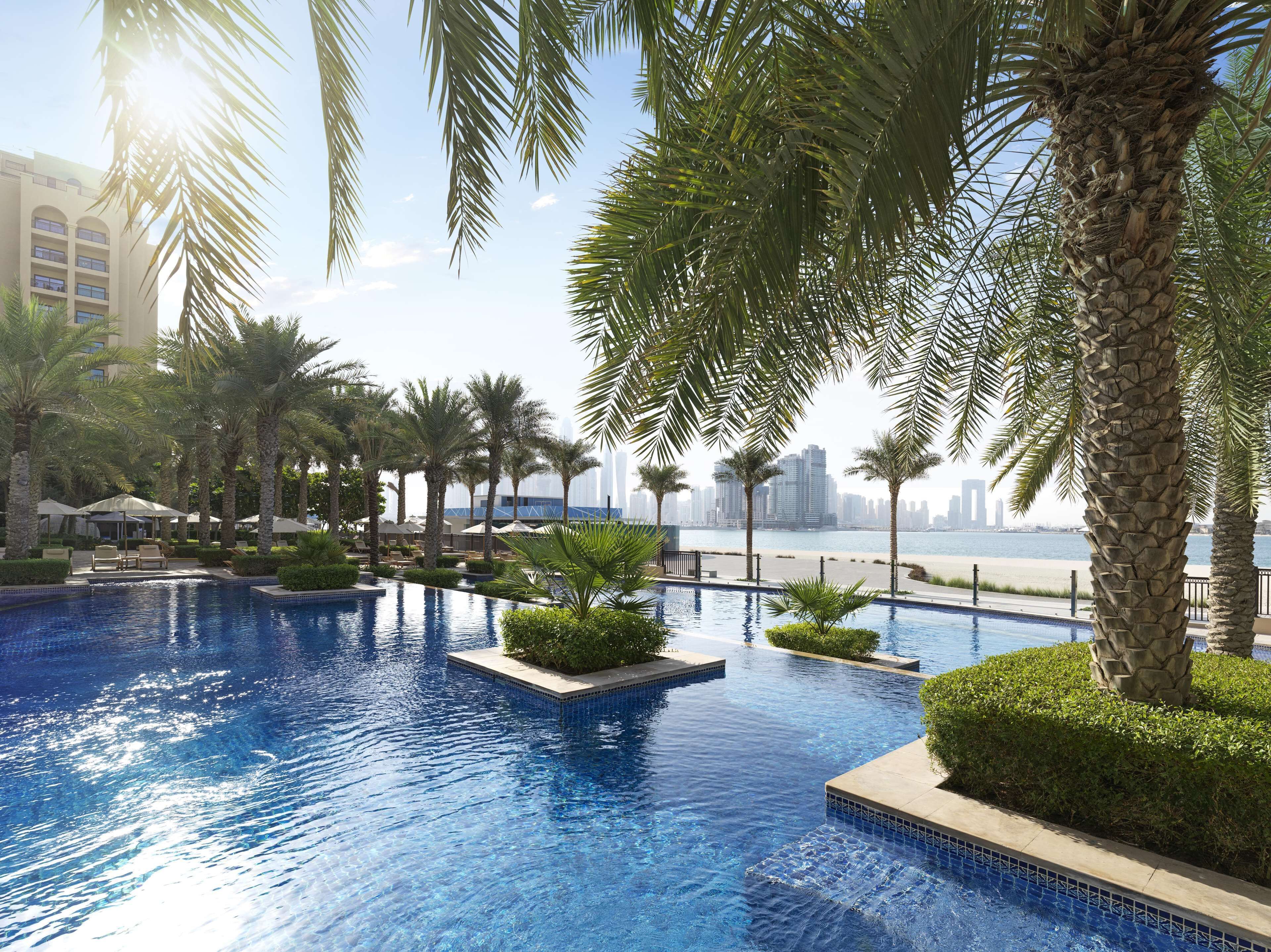 4 outdoor pools, pool umbrellas, pool loungers