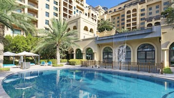 4 outdoor pools, pool umbrellas, pool loungers