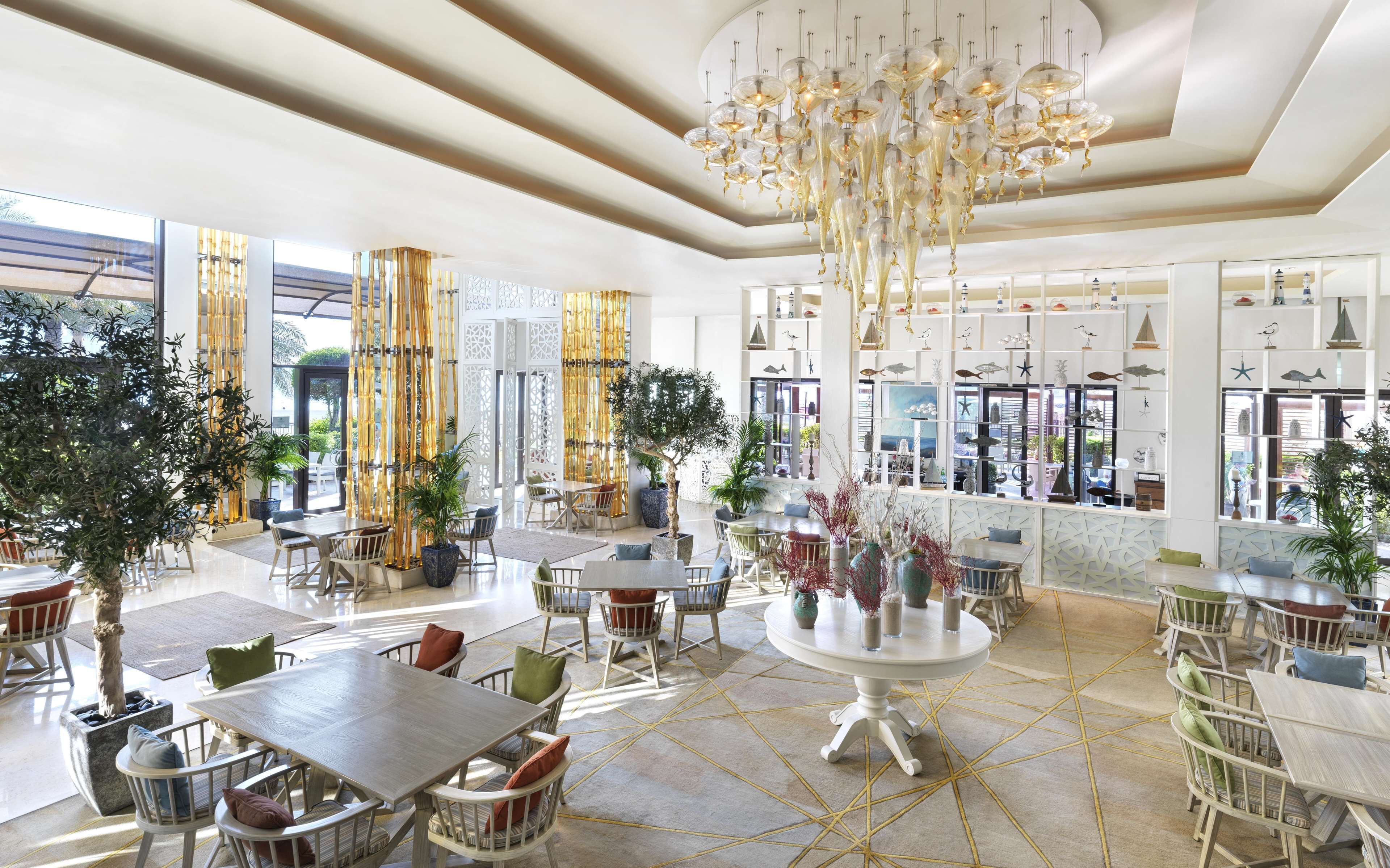 10 restaurants, breakfast, lunch, dinner served; international cuisine