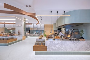 每日供應自助早餐 (每人 AED160)