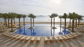 4 outdoor pools, pool umbrellas, pool loungers