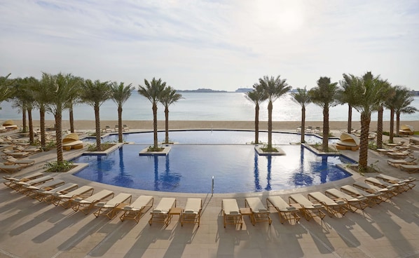 4 piscines extérieures, parasols de plage, chaises longues