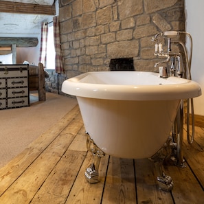 Kahden hengen deluxe-huone, kylpyhuone makuuhuoneen yhteydessä (Crows Nest (2nd floor))