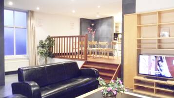 Appartement, 2 slaapkamers, balkon (C) | Woonruimte | Een flatscreentelevisie