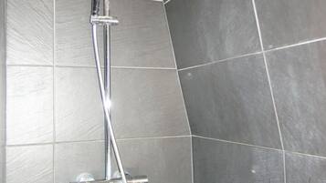 Penthouse, 3 chambres, terrasse | Salle de bain | Ensemble douche/baignoire, sĂšche-cheveux, serviettes fournies, savon