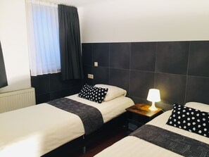 Apartamento, 4 quartos | Roupas de cama antialérgicas, cortinas blackout, quartos à prova de som