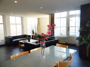 Căn hộ, 4 phòng ngủ, ban công | Phòng khách | TV màn hình phẳng