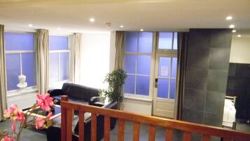 Appartement, 2 slaapkamers, balkon (C) | Woonruimte | Een flatscreentelevisie