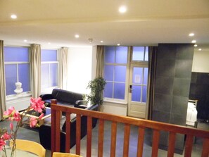 Căn hộ, 2 phòng ngủ, ban công (C) | Khu phòng khách | TV màn hình phẳng