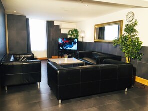 아파트, 침실 4개 | 거실 | 평면 TV