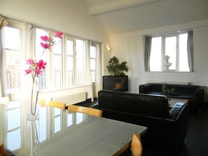 Penthouse, 3 phòng ngủ, hiên | Khu vực ăn uống tại phòng