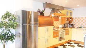 Appartement, 4 slaapkamers, balkon | Privékeuken | Een koelkast/vriezer, een magnetron, een oven, een kookplaat