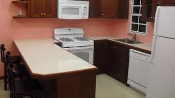 Full-size fridge, microwave, oven, stovetop