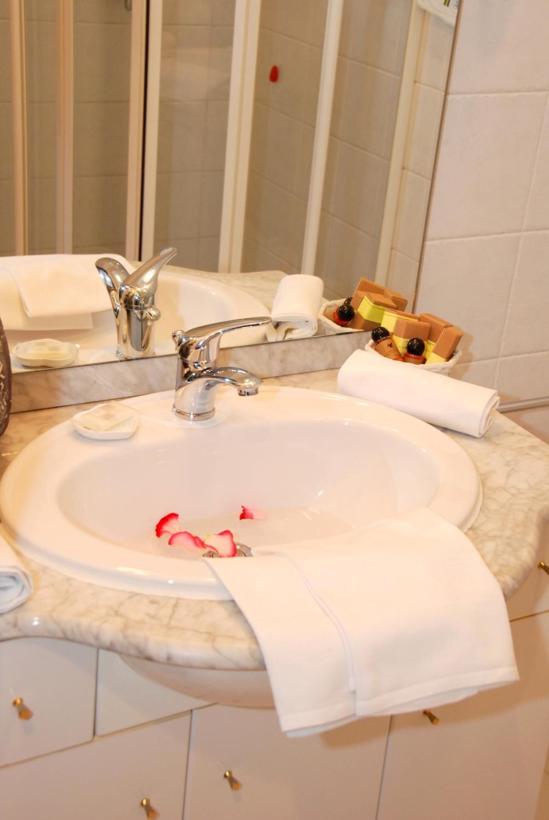 shower, free toiletries, hair dryer