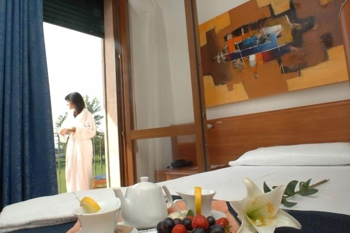 double room | in-room safe, desk, free wifi