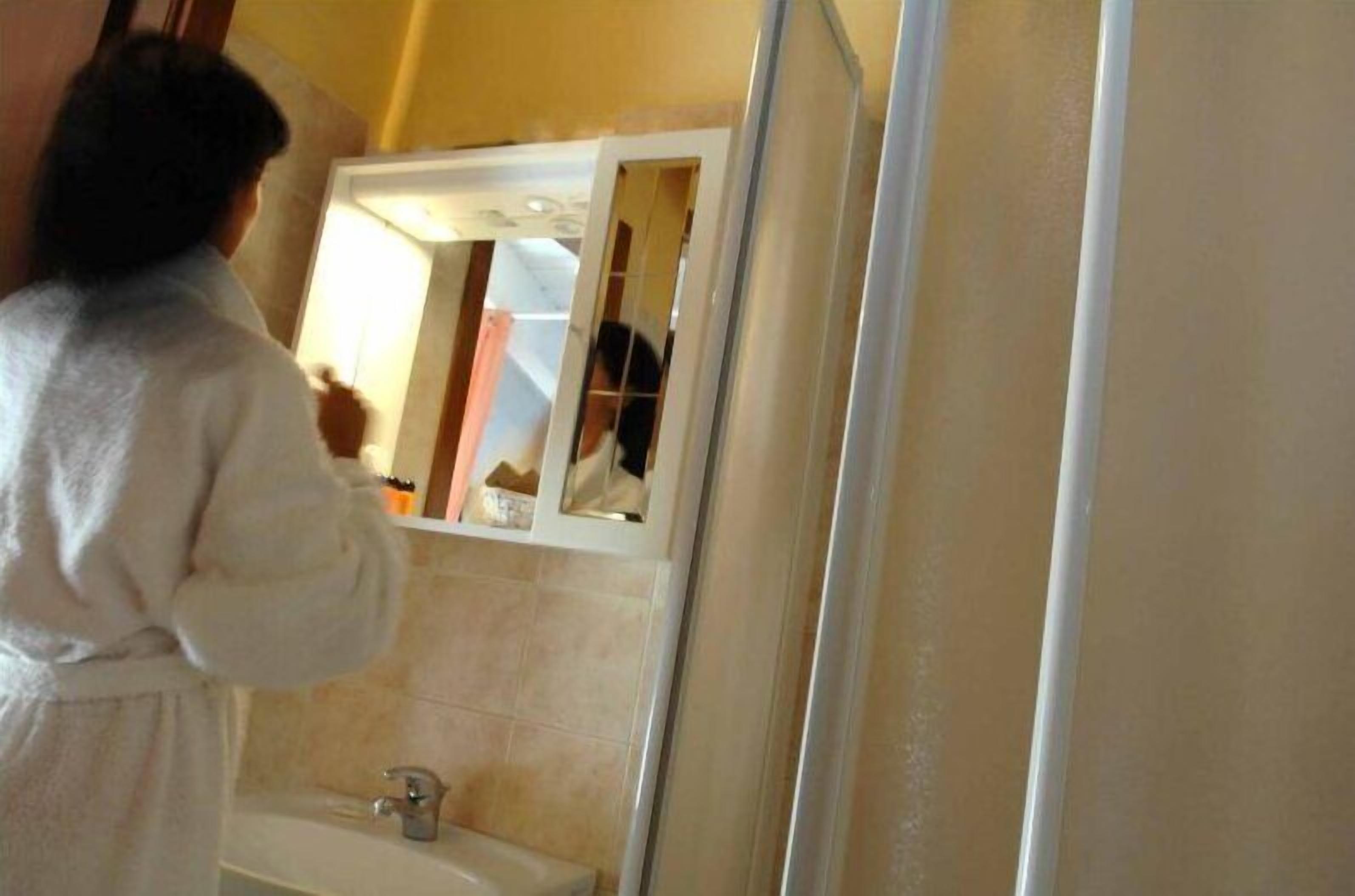 shower, free toiletries, hair dryer