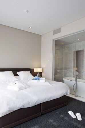 Een kluis op de kamer, een bureau, een laptopwerkplek