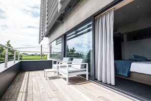 Deluxe tweepersoonskamer, balkon | Een kluis op de kamer, een bureau, een laptopwerkplek
