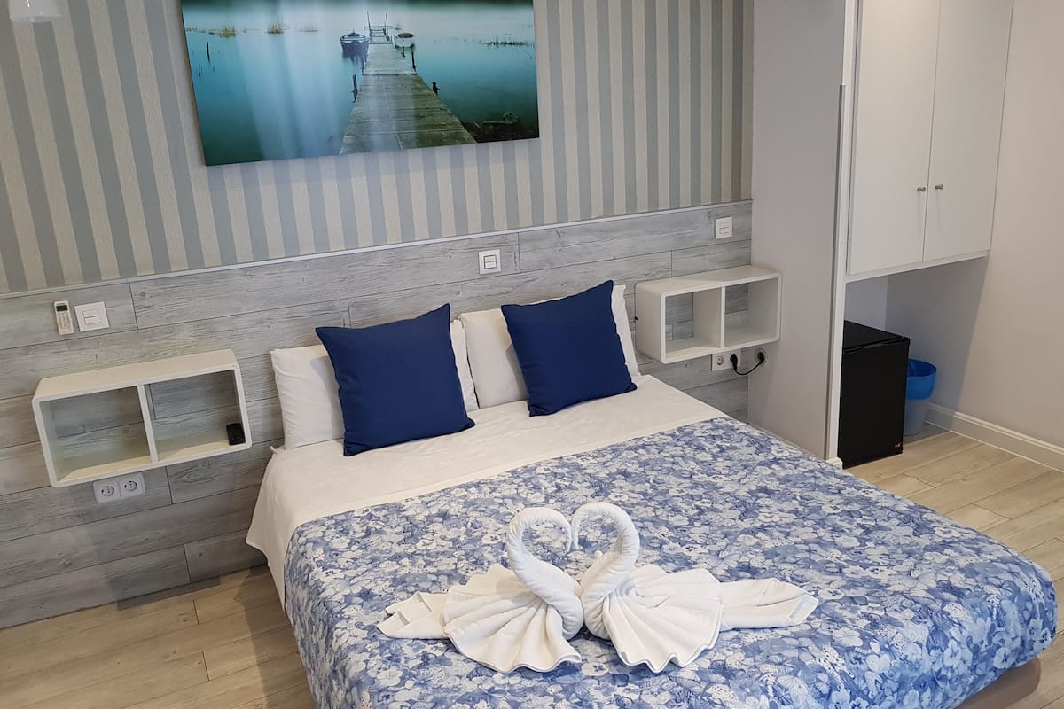 Down duvets, in-room safe, blackout curtains, soundproofing