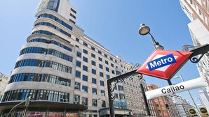 A modern building with a Metro station sign and a street name sign for Calleo. - Main Street Madrid (Madrid)