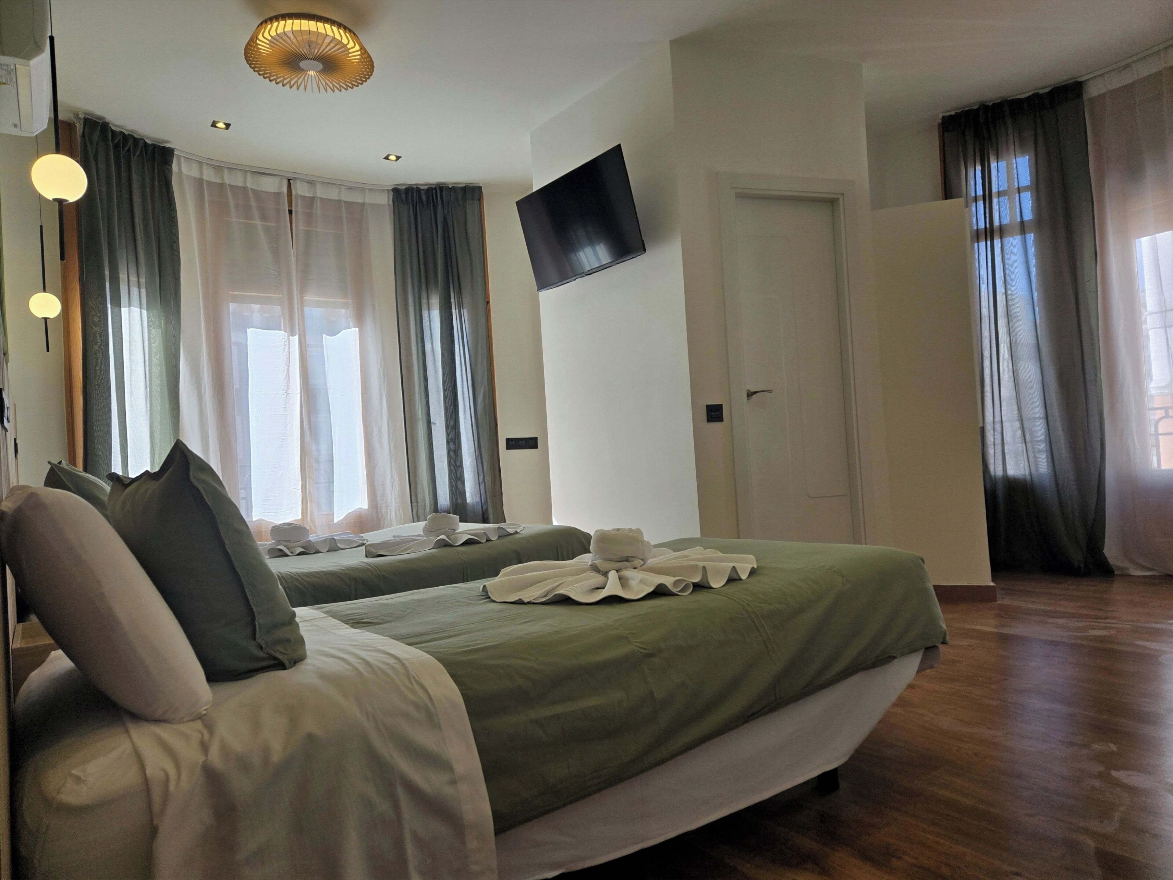 Quarto casal superior, vista para a cidade | Edredons de pluma, cofres nos quartos, cortinas blackout