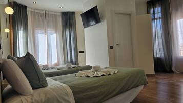 Quarto casal superior, vista para a cidade | Edredons de pluma, cofres nos quartos, cortinas blackout