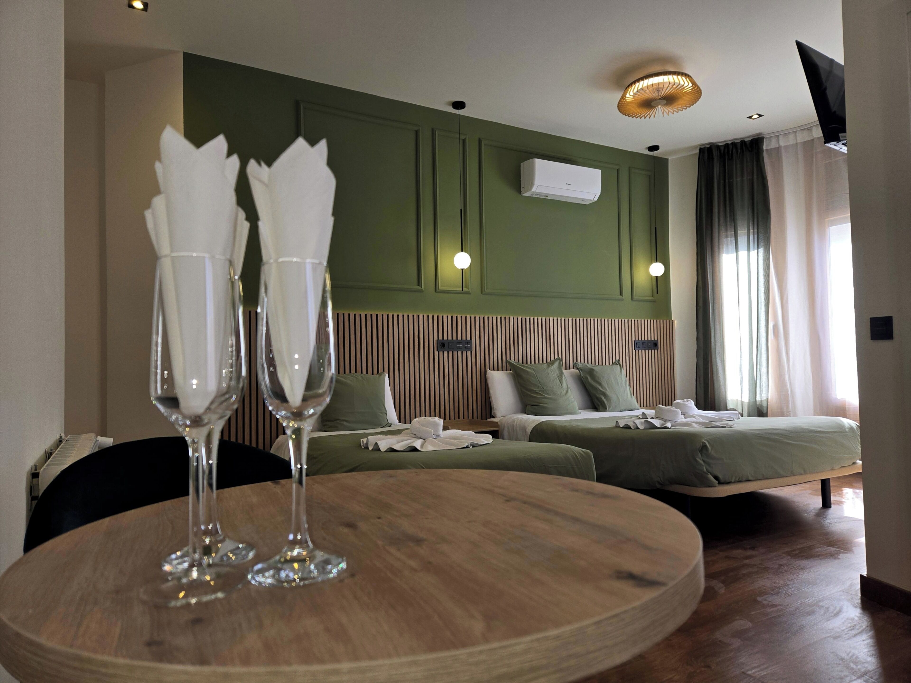 Chambre Double Supérieure, vue ville | Couette en duvet d'oie, coffres-forts dans les chambres