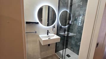 Quarto casal (Small) | Banheiro | Chuveiro, produtos de toalete grátis, secador de cabelo