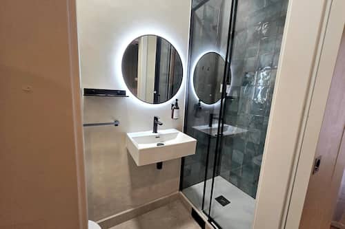 Chambre Double (Small) | Salle de bain | Douche, articles de toilette gratuits, sèche-cheveux