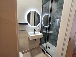 Chambre Double (Small) | Salle de bain | Douche, articles de toilette gratuits, sèche-cheveux