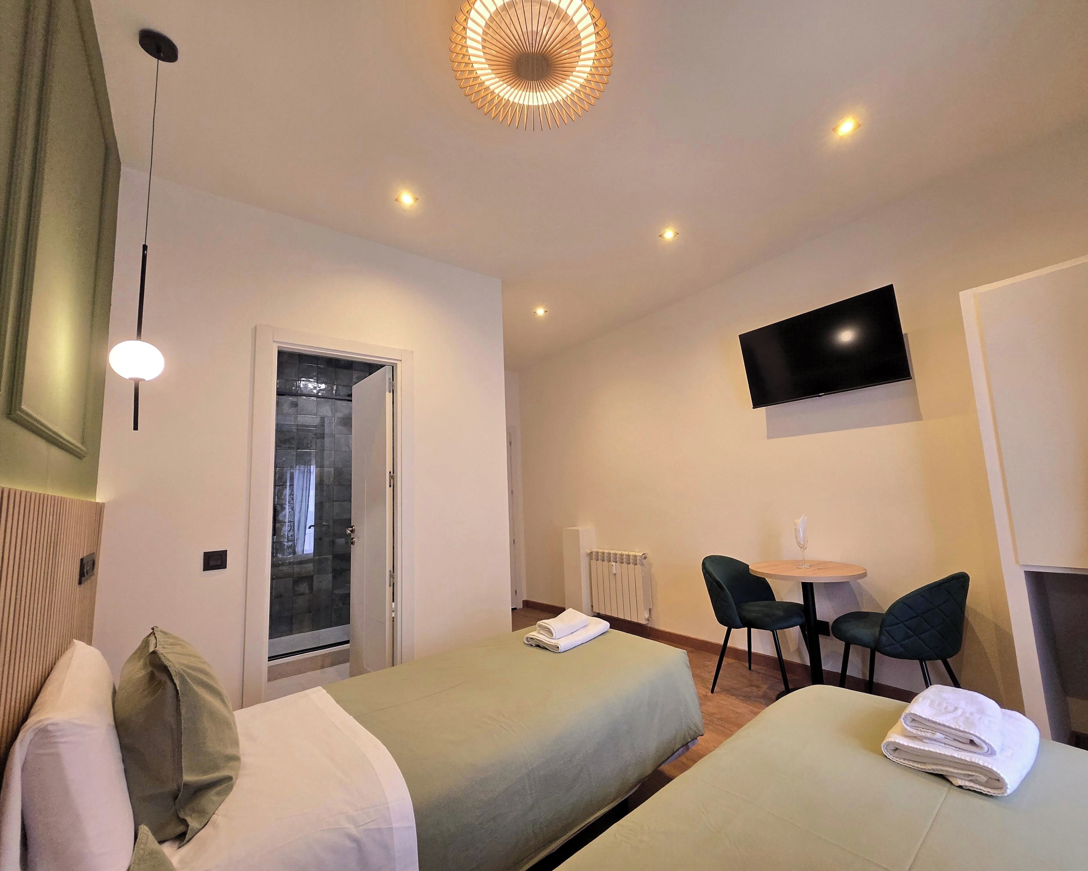 Chambre avec lits jumeaux | Couette en duvet d'oie, coffres-forts dans les chambres