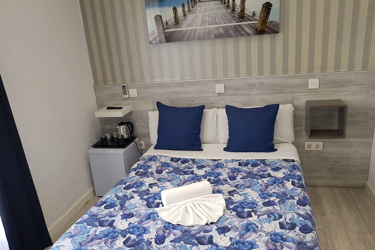 Down duvets, in-room safe, blackout curtains, soundproofing