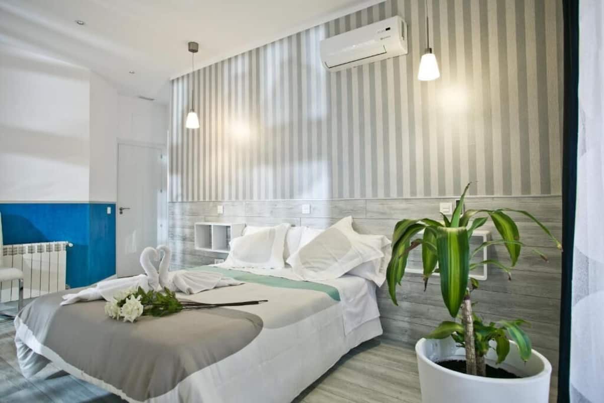 Habitació doble superior, vistes a la ciutat | Cobrellits, caixa forta a l'habitació i cortines opaques