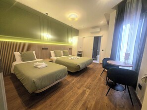 Family Triple Room | Down duvets, in-room safe, blackout curtains, soundproofing - Main Street Madrid (Madrid)