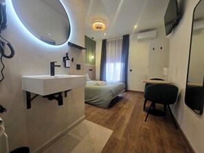 Standard Double Room | Down duvets, in-room safe, blackout curtains, soundproofing - Main Street Madrid (Madrid)