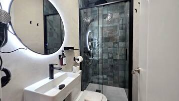 Double Room (Small) | Bathroom | Shower, free toiletries, hair dryer, towels