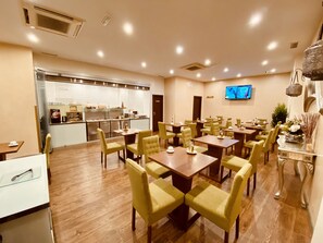 Desayuno completo diario (EUR 12 por persona)