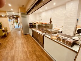 Petit déjeuner complet (12 EUR par personne)