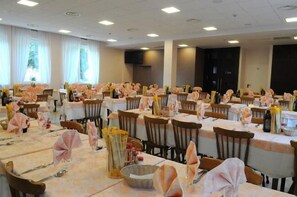 Breakfast, lunch, dinner served; Italian cuisine 