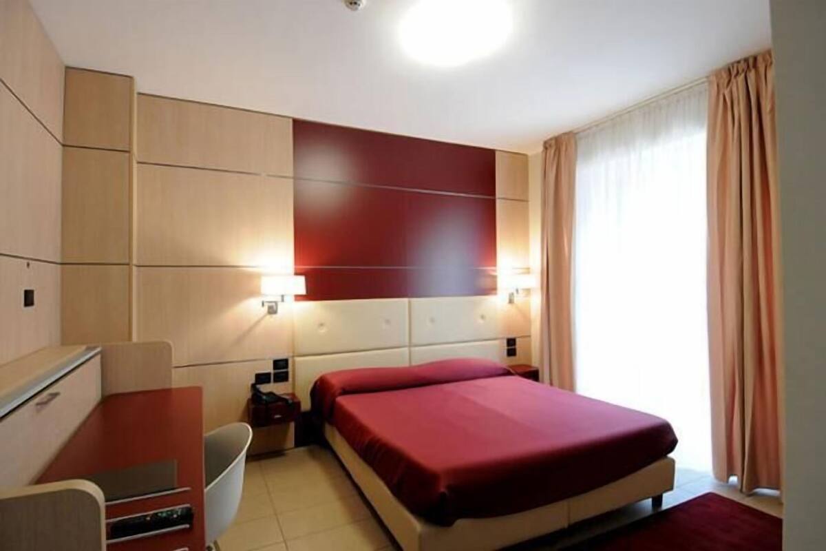 Blackout drapes, soundproofing, WiFi (free), individually furnished