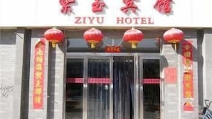 Das äußere Erscheinungsbild des ZIYU HOTELs im traditionellen chinesischen Baustil, mit roten Laternen und Wimpeln.