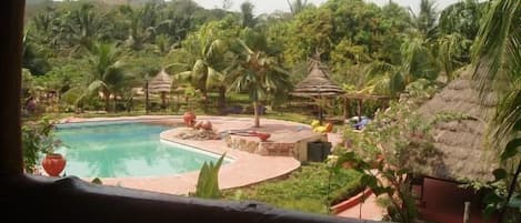 Piscine extérieure, parasols de plage