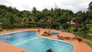 Outdoor pool, pool umbrellas - Afrikiko Riverfront Resort (Akosombo)
