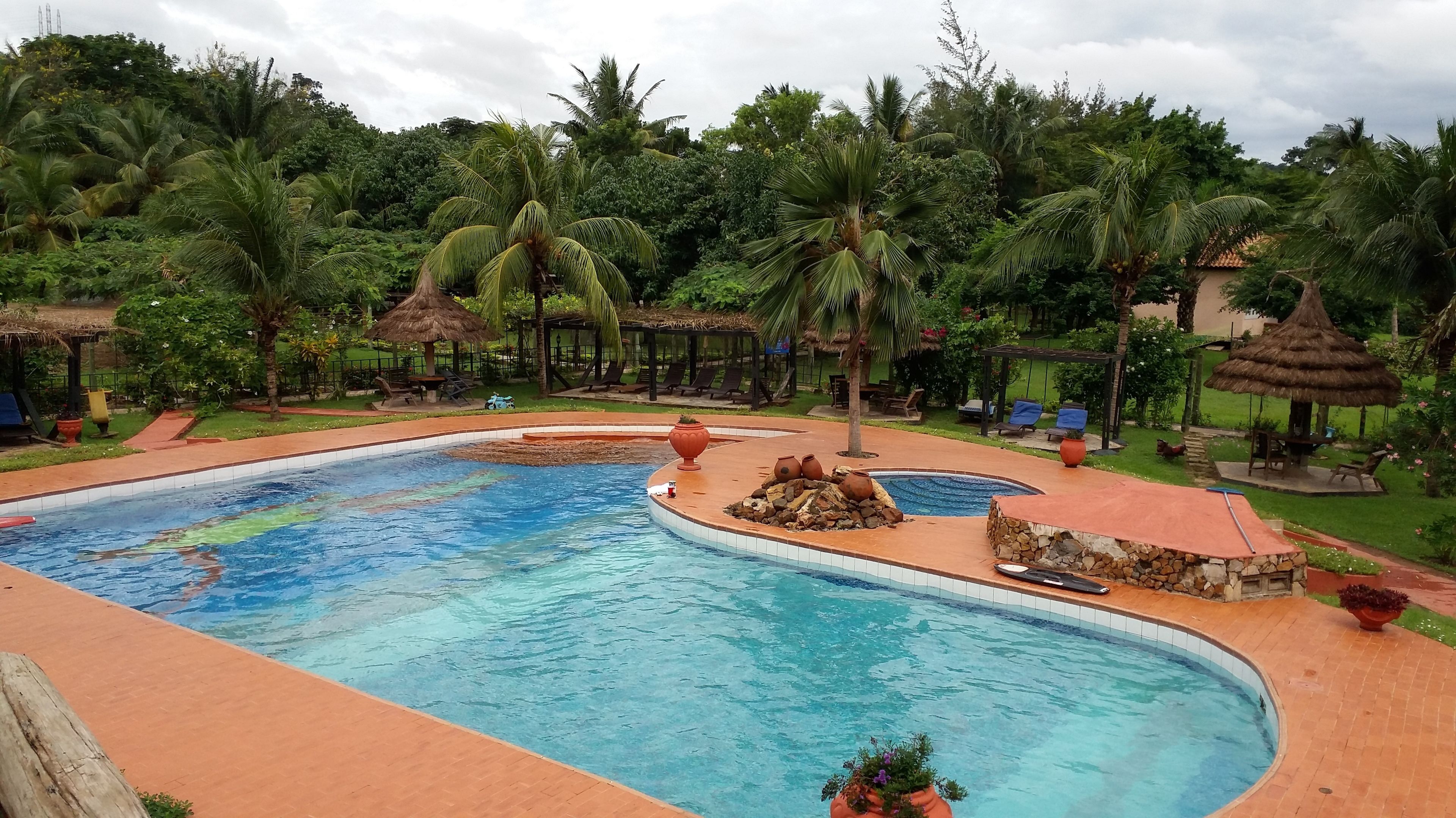 室外泳池；泳池傘