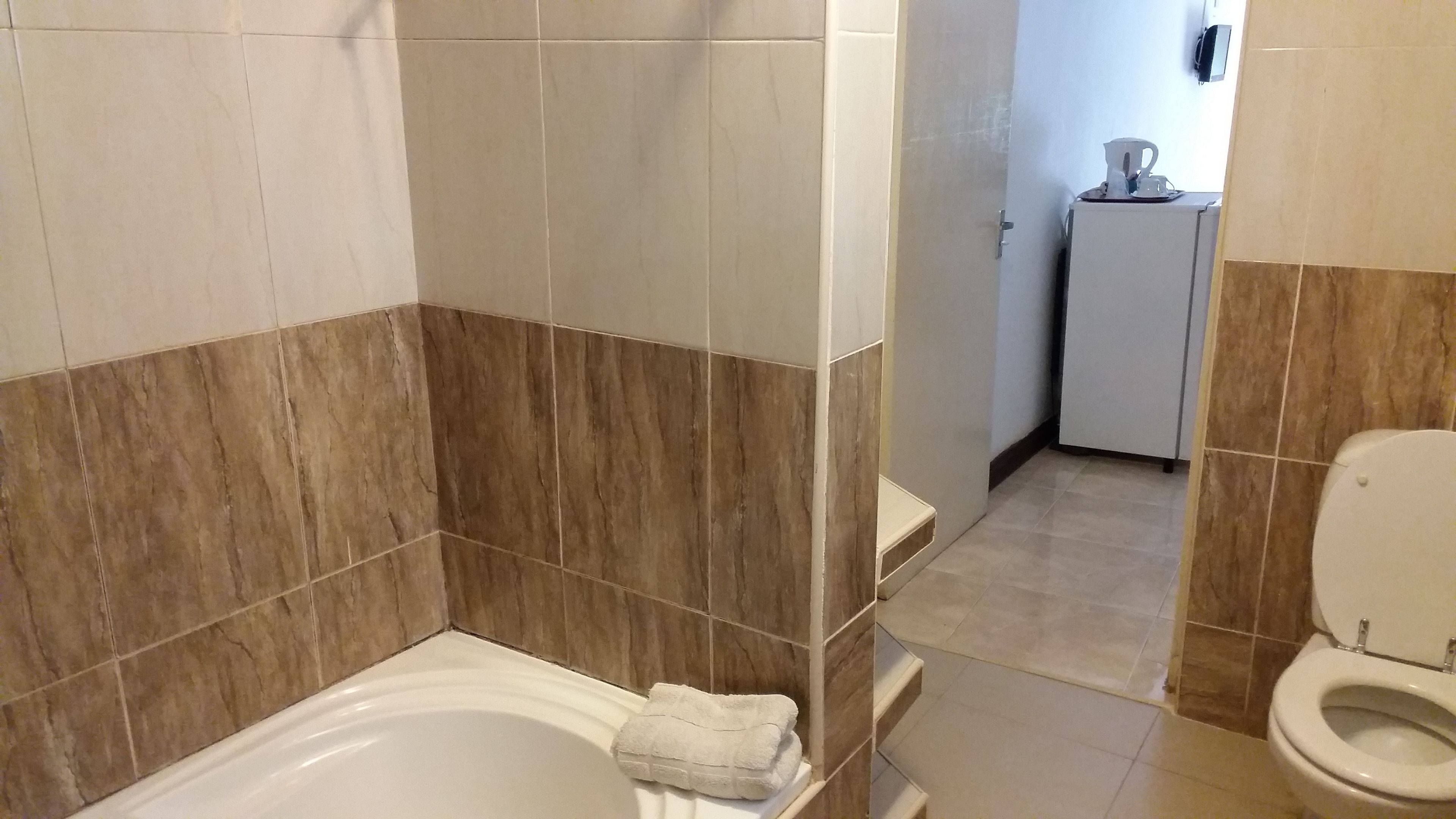 Un baño con bañera, inodoro y lavabo.