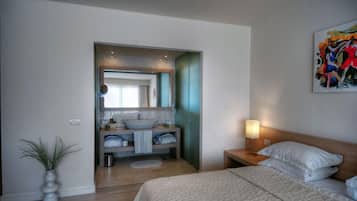 Minibar, in-room safe, desk, iron/ironing board